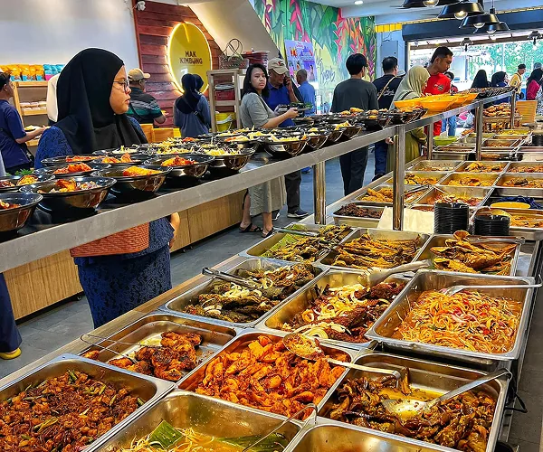 Pelanggan memilih lauk