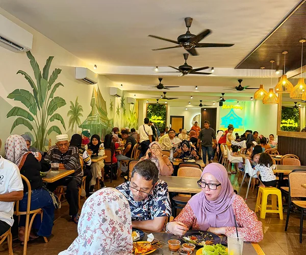 Pelanggan makan bersama