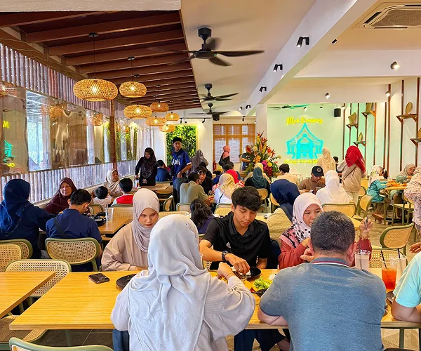 Ruang makan Restoran Mak Kimbong yang penuh dengan pelanggan