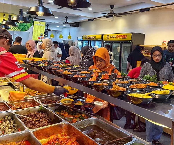 Pelanggan memilih lauk di sepanjang kaunter Restoran Mak Kimbong