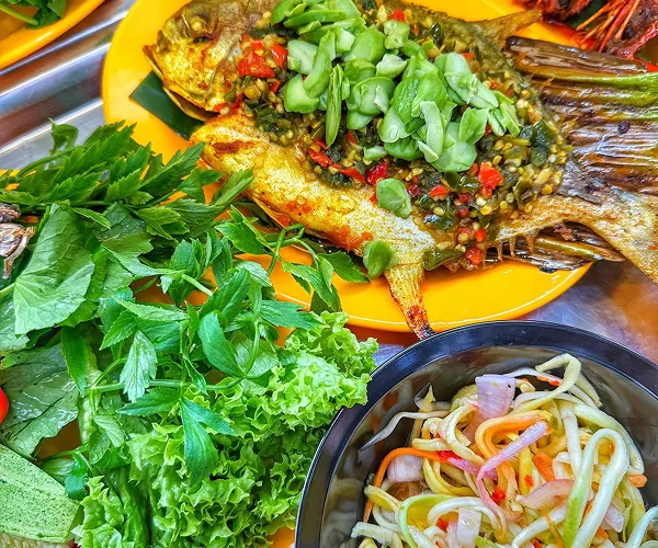 Ikan bakar bersama ulam