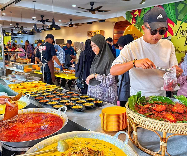 Pelanggan memilih sendiri lauk bakar bersambal yang dah siap dimasak dari bakul rotan di kaunter Mak Kimbong