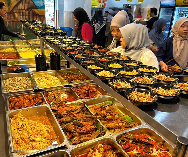 Barisan lauk di kaunter Mak Kimbong