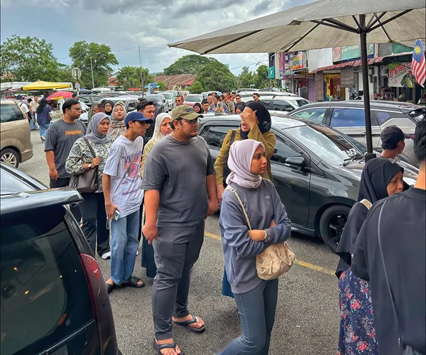 Orang ramai di luar restoran