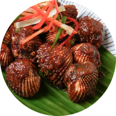Kerang bakar bersalut sambal di atas daun pisang, dari Restoran Mak Kimbong di Bandar Baru Bangi