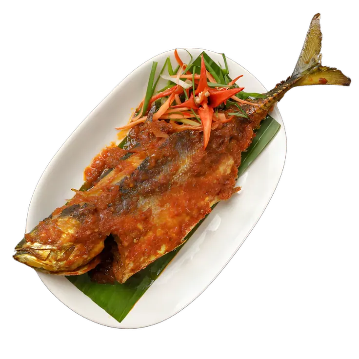 Seekor Ikan Cencaru Bakar Sambal di atas daun pisang dalam pinggan, dihias hirisan cili dan daun bawang