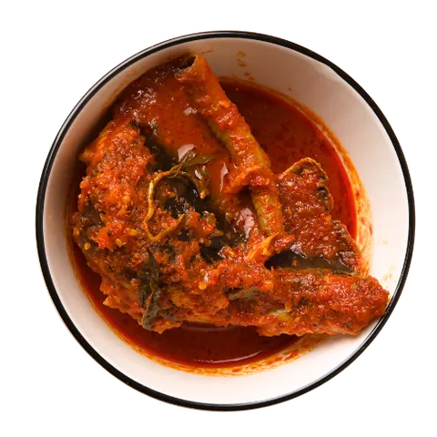 Asam Pedas Ikan Pari dalam kuah merah di dalam mangkuk