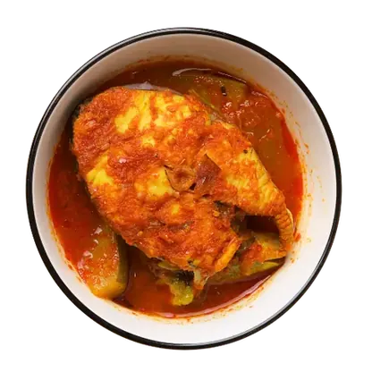 Seketul Ikan Tenggiri dalam kuah asam pedas merah, di dalam mangkuk putih, dari menu tengah hari Restoran Mak Kimbong