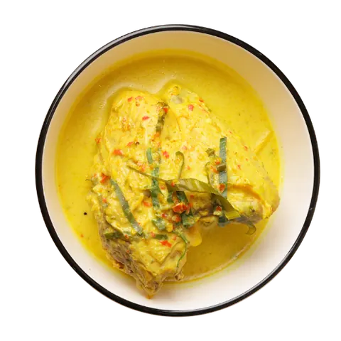 Ayam Masak Lemak dalam kuah santan kuning di dalam mangkuk