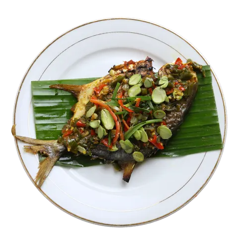 Ikan Bawal Emas Bakar Belado di atas daun pisang dalam pinggan putih, dari menu makan tengah hari Restoran Mak Kimbong