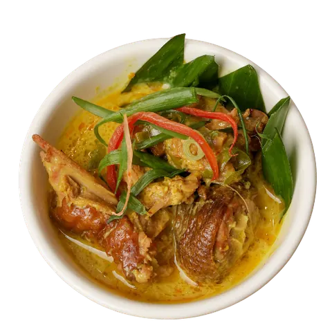 Semangkuk Itik Salai Masak Lemak berkuah kuning dengan hirisan cili merah dan daun hijau