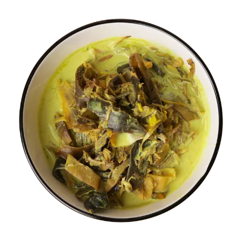 Semangkuk Jantung Pisang Masak Lemak dalam kuah santan kuning