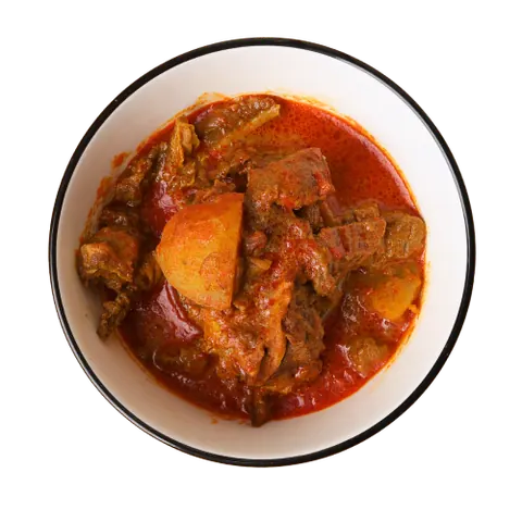 Semangkuk Kari Daging berkuah merah dengan ketulan daging dan kentang, dari menu Makan Tengah Hari Restoran Mak Kimbong