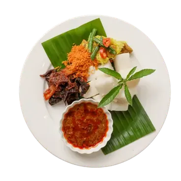 Lontong Kering Paru di atas daun pisang, dengan sambal dalam mangkuk kecil