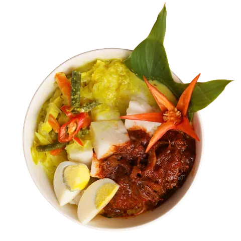 Semangkuk Lontong Sambal Sotong dengan kuah sayur kuning, nasi impit, telur rebus dan sambal sotong merah, dari menu sarapan Restoran Mak Kimbong