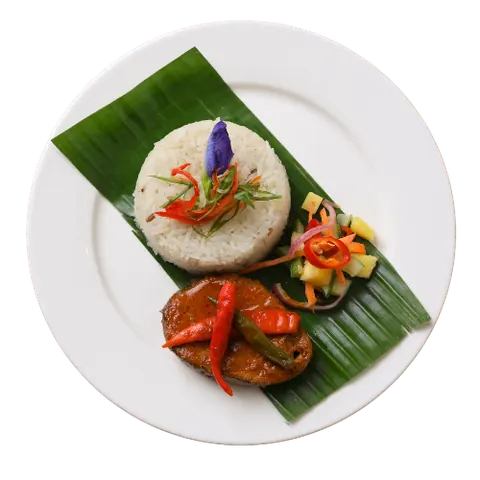 Sepinggan Nasi Dagang Ikan Tongkol di atas daun pisang, dari menu sarapan Restoran Mak Kimbong