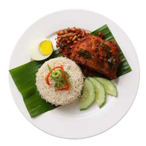 Nasi Lemak Ayam Goreng di atas daun pisang, bersama telur rebus, kacang dan timun
