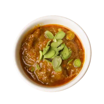 Sambal Tempoyak Petai dalam mangkuk putih, dengan hirisan petai di atas sambal