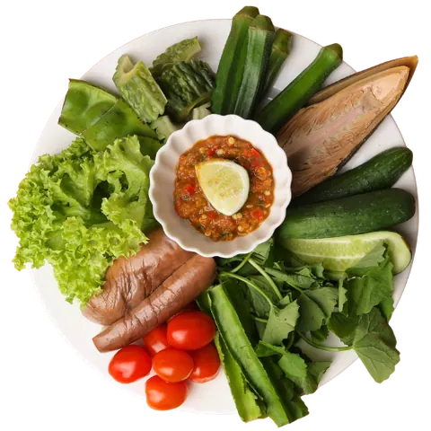 Sepinggan ulam-ulaman: salad, timun, bendi, peria, terung, tomato ceri, jantung pisang dan daun ulam, dengan semangkuk sambal dan limau di tengah
