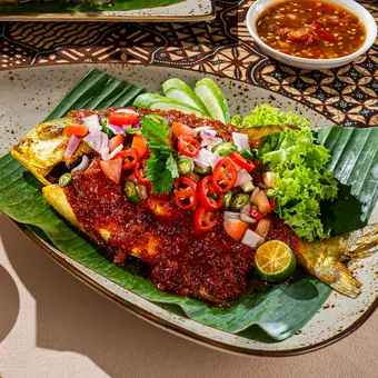 Ikan bakar bersalut sambal, dah siap dibakar