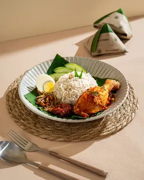 Nasi lemak ayam goreng