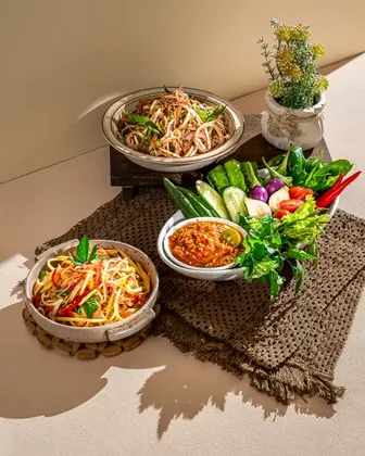 Ulam-ulaman dengan sambal dan kerabu mangga